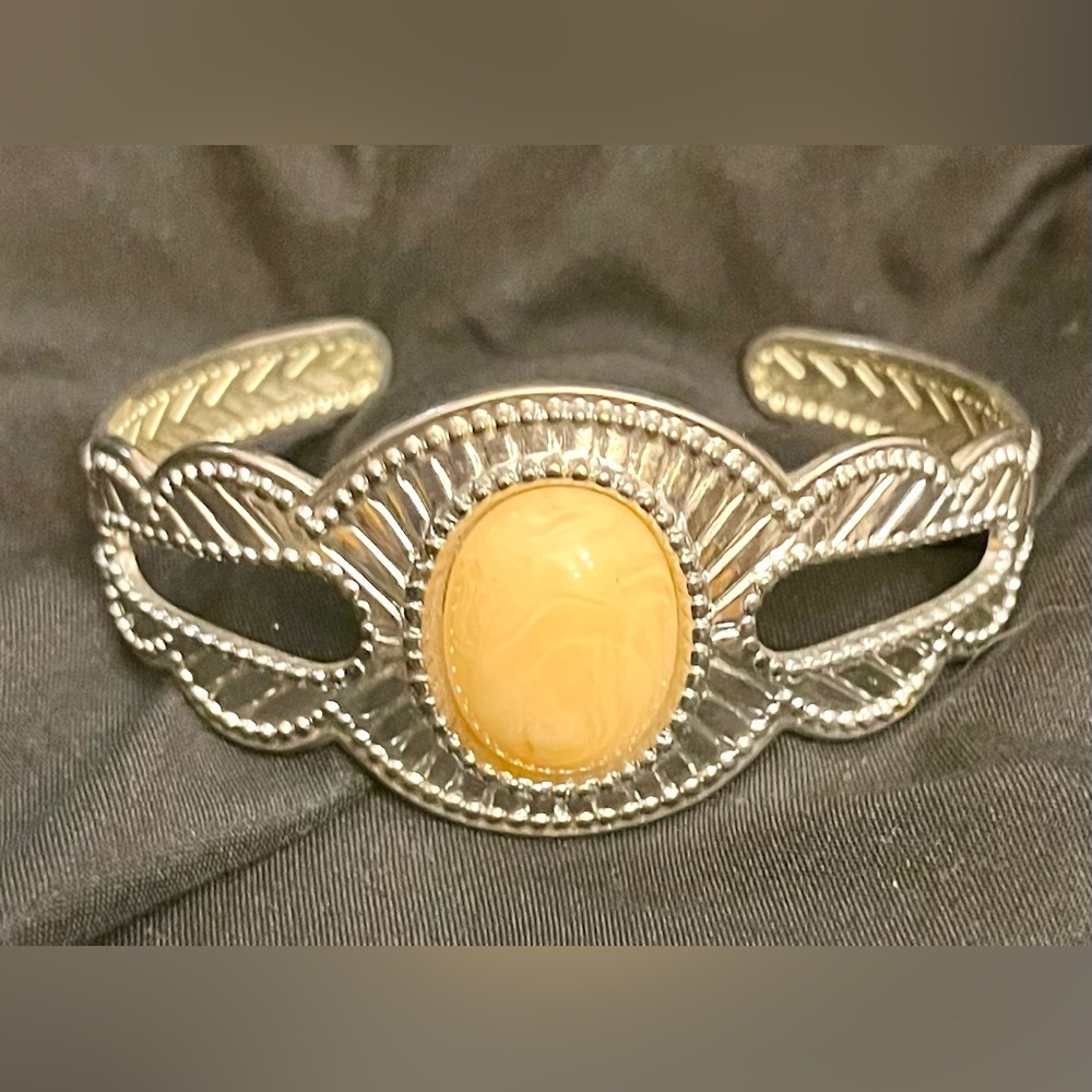 Vintage Avon Silvery Sands Cuff Bracelet Silver Tone Boho Cream Cabochon 1986 80
